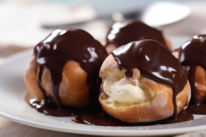 Profiteroles com Calda de Chocolate: Bombinhas Recheadas com Sorvete